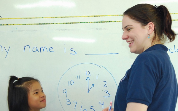 Petty Officer teaches English during Cooperation Afloat Readiness and Training Thailand 2009