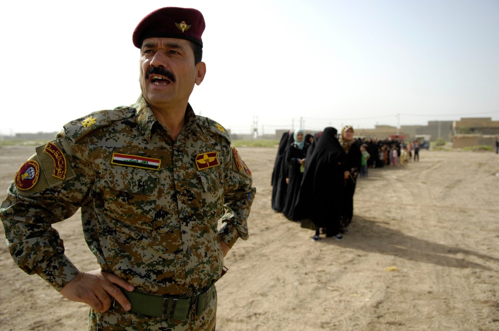 U.S., Iraqi Soldiers Hand Out Food