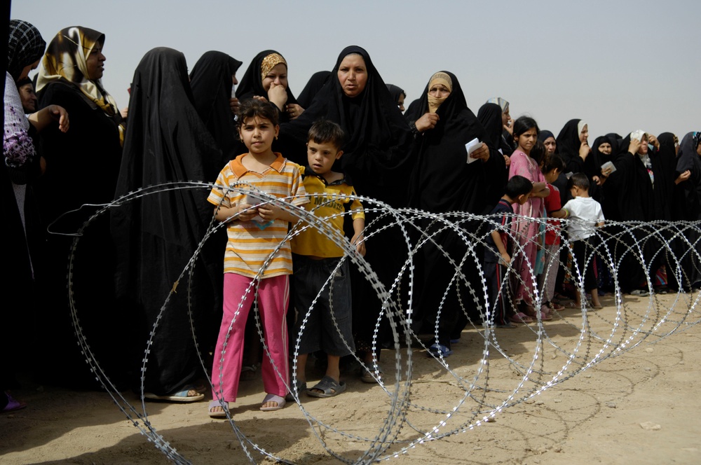 U.S., Iraqi soldiers hand out food