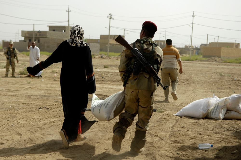 U.S., Iraqi soldiers hand out food