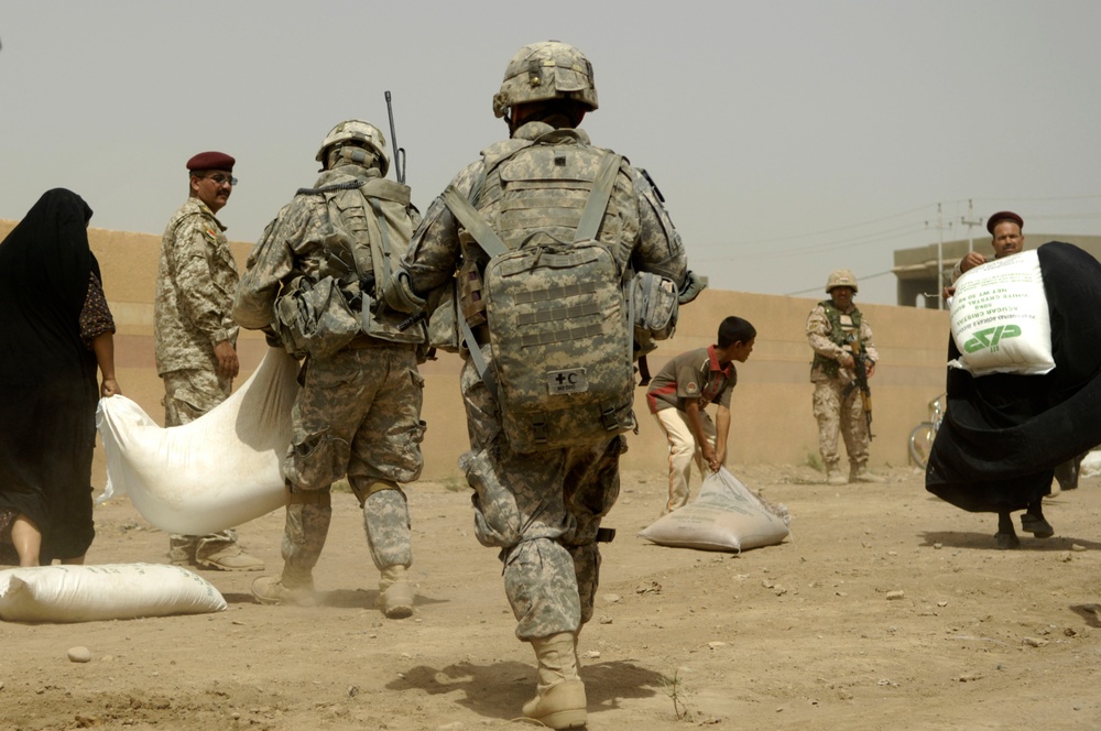 U.S., Iraqi soldiers hand out food