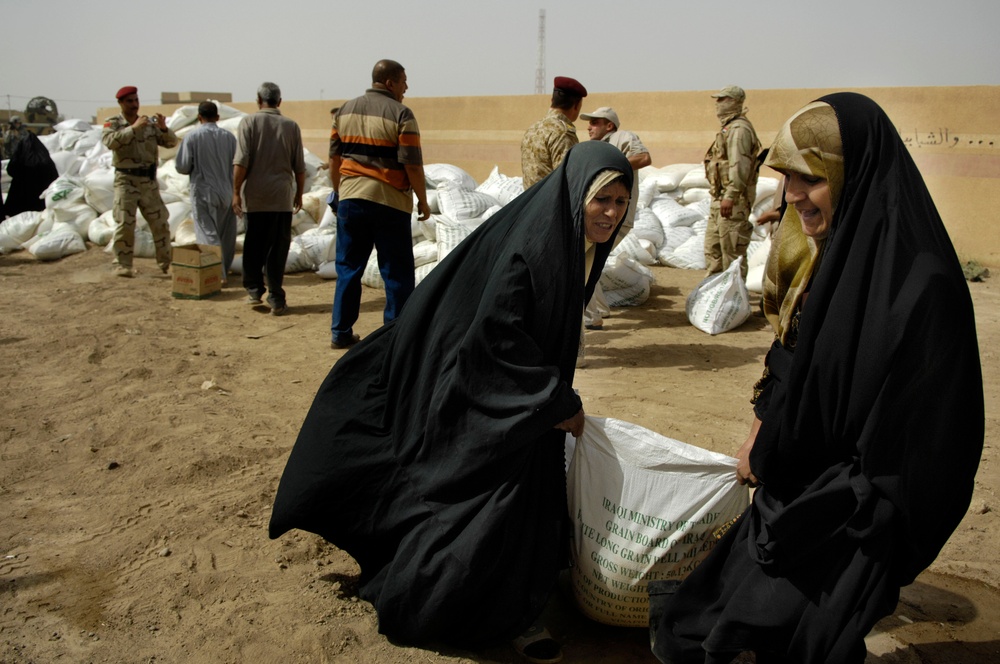 U.S., Iraqi soldiers hand out food