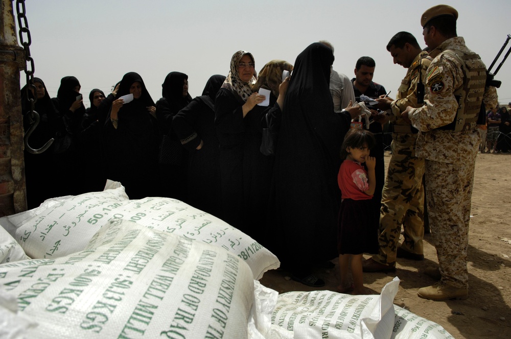 U.S., Iraqi soldiers hand out food