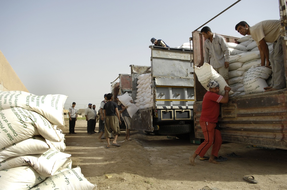 U.S., Iraqi soldiers hand out food