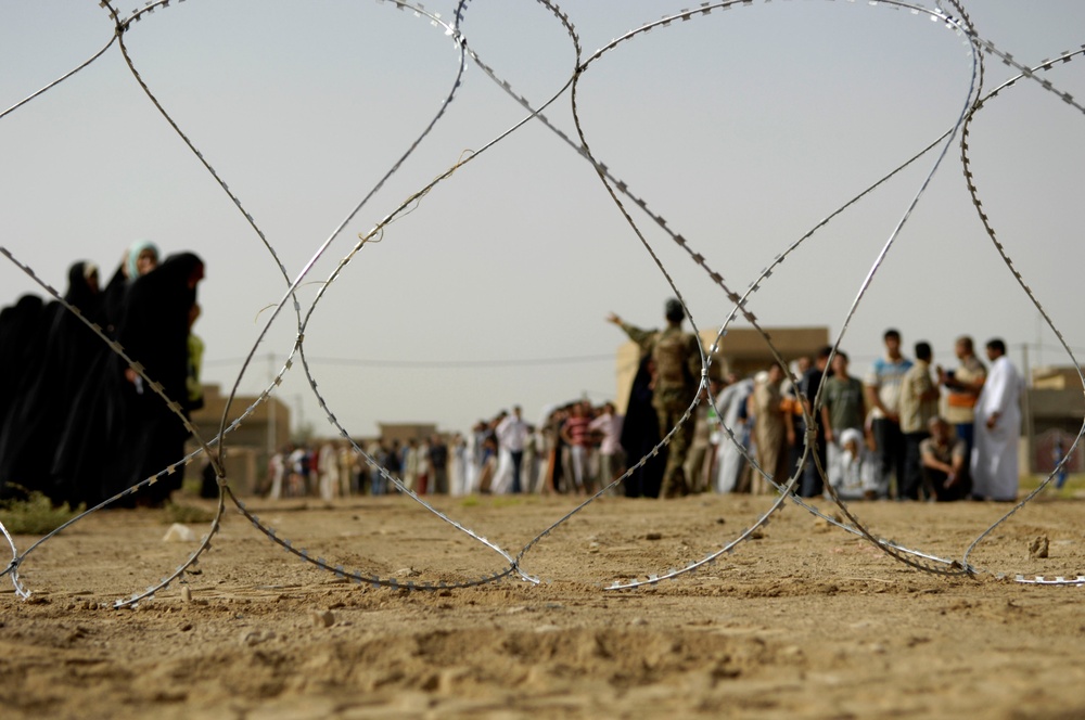 U.S., Iraqi soldiers hand out food