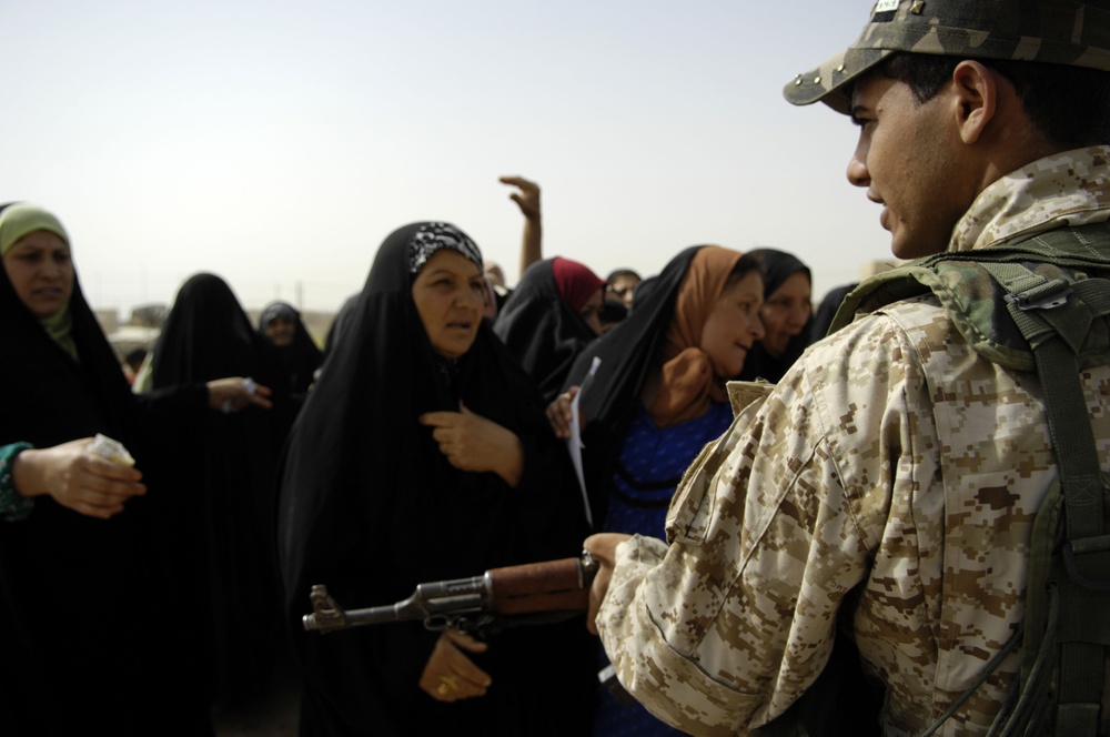 U.S., Iraqi soldiers hand out food