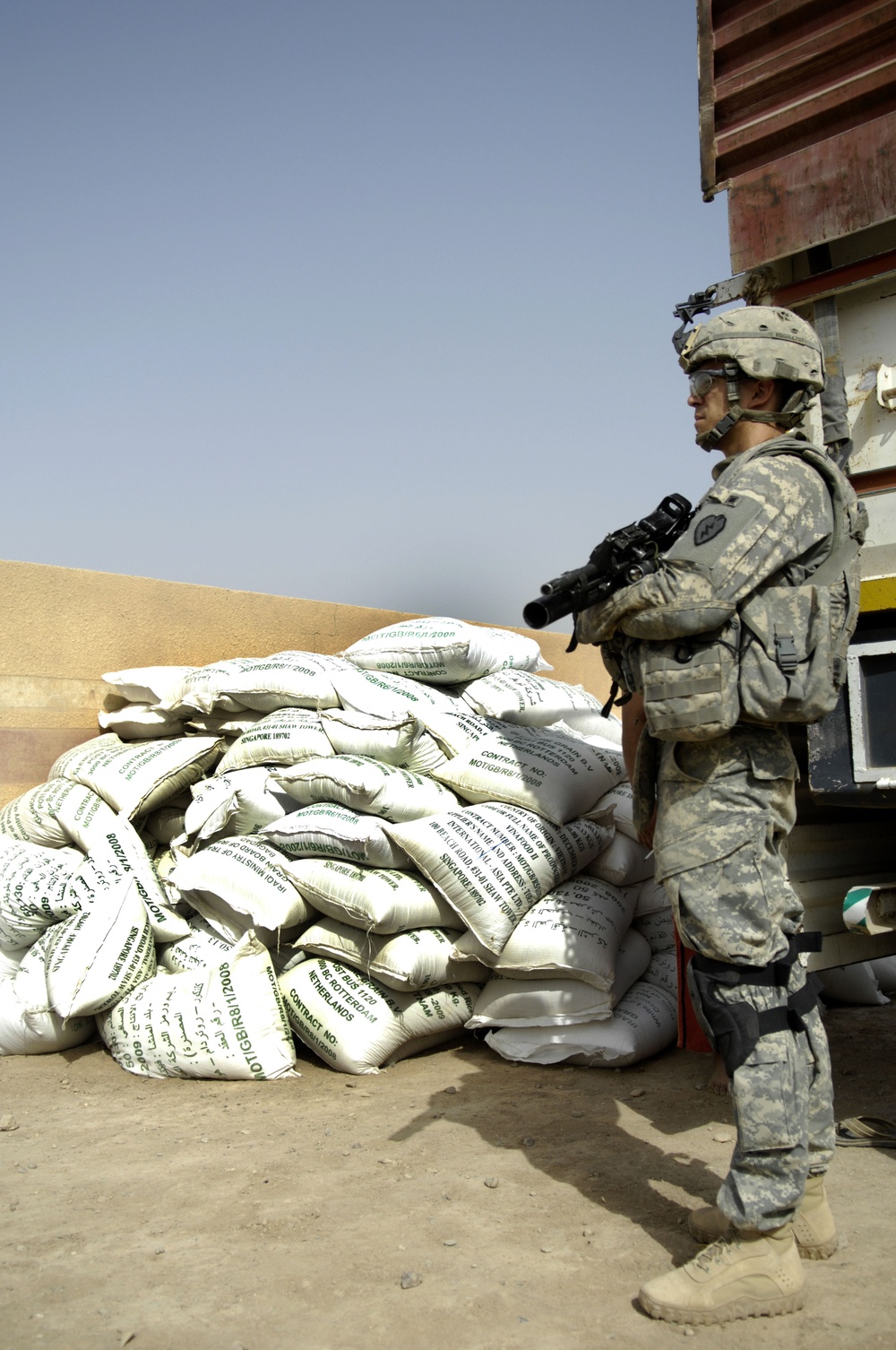 U.S., Iraqi soldiers hand out food