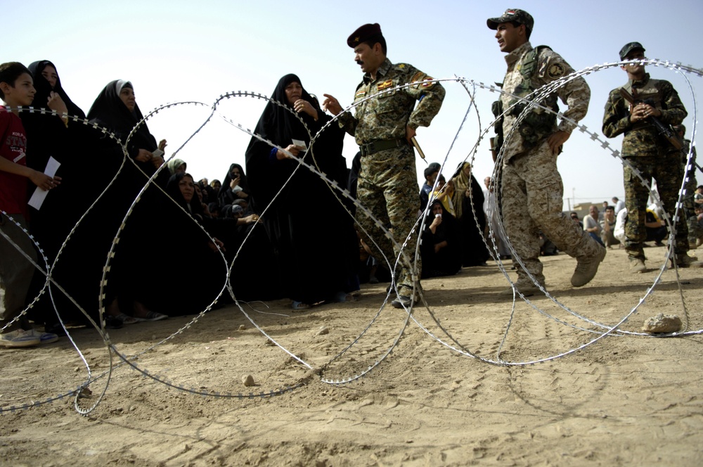 U.S., Iraqi soldiers hand out food