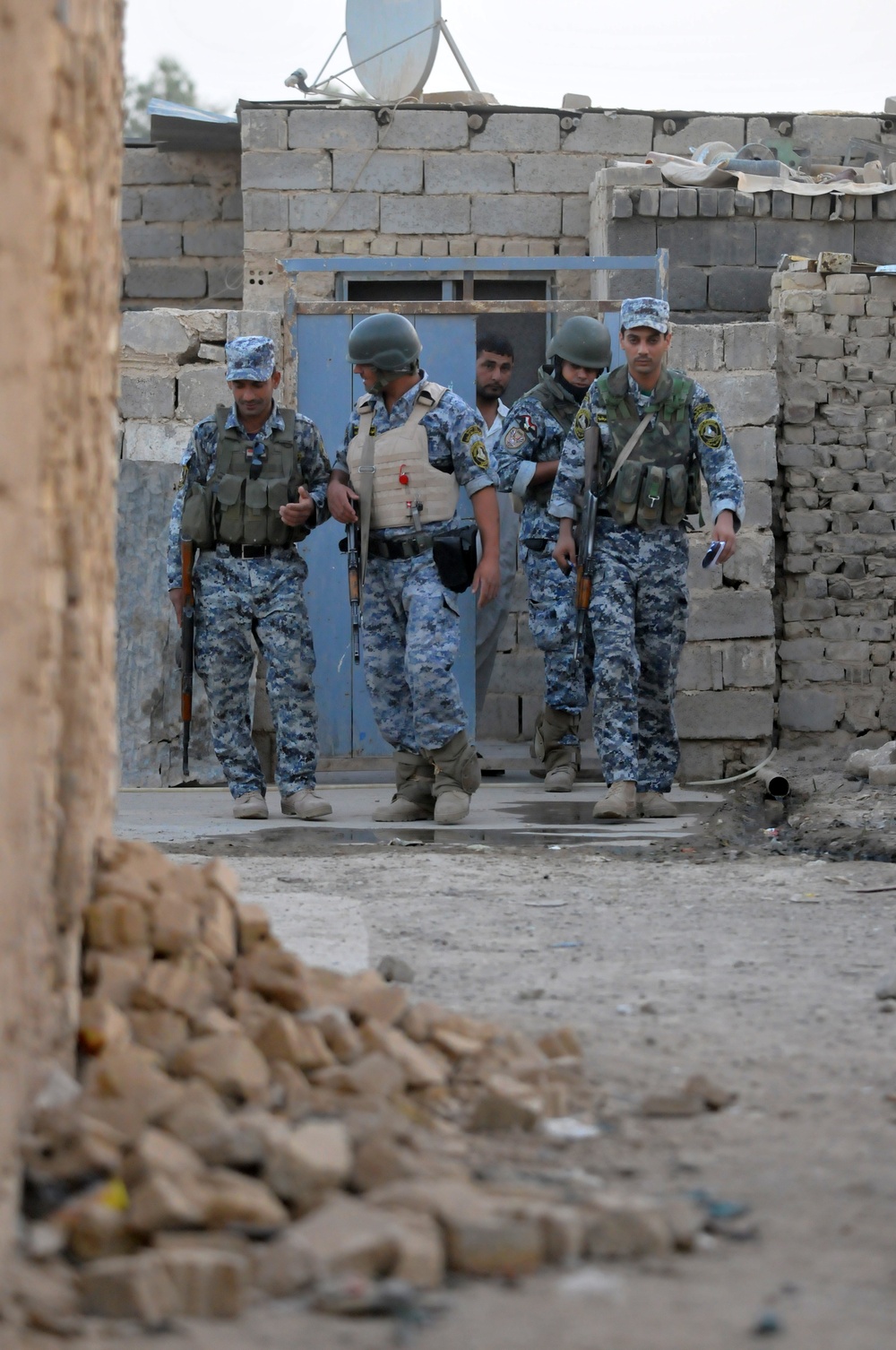 Soldiers support Iraqi national police