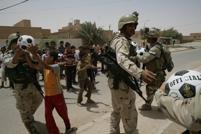 Iraqi Security Forces Give Back to Anbar Citizens