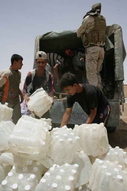 Iraqi Security Forces Give Back to Anbar Citizens