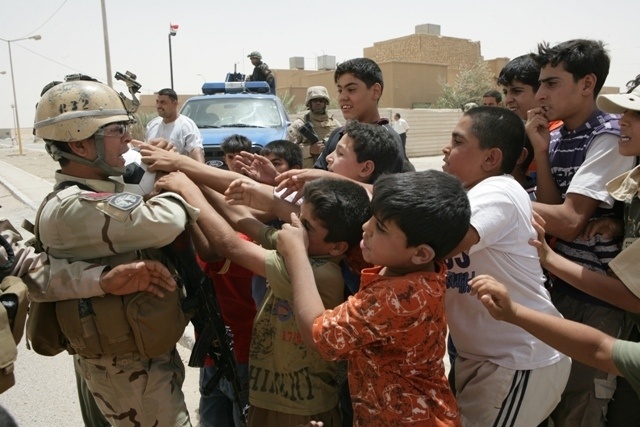 Iraqi Security Forces Give Back to Anbar Citizens