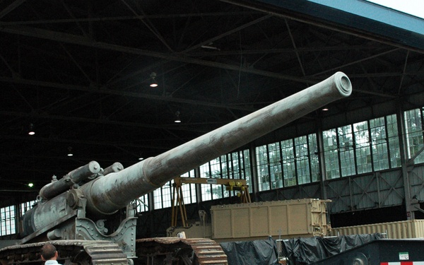 Off Loading WWI artillery