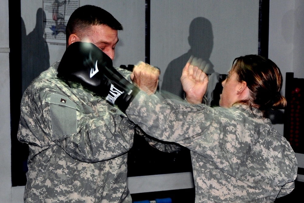 Soldiers learn to clinch