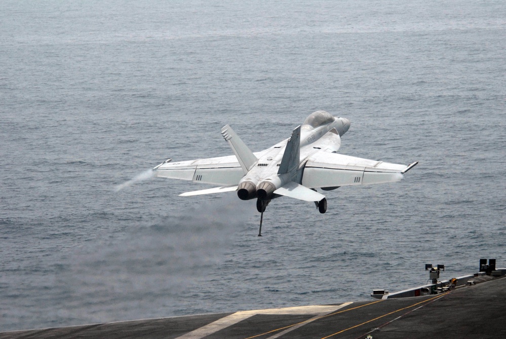 Hornet lifts off USS Ronald Reagan