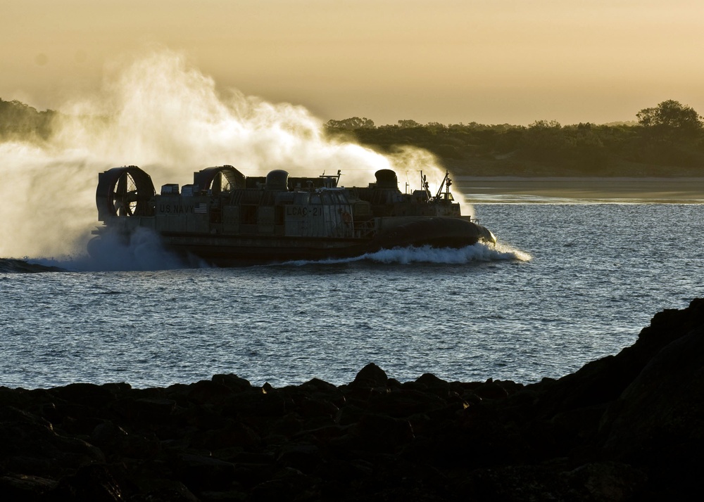 USS Essex participating in Talisman Saber 09