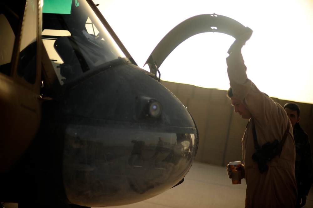 U.S., Iraqi helicopter pilots train together