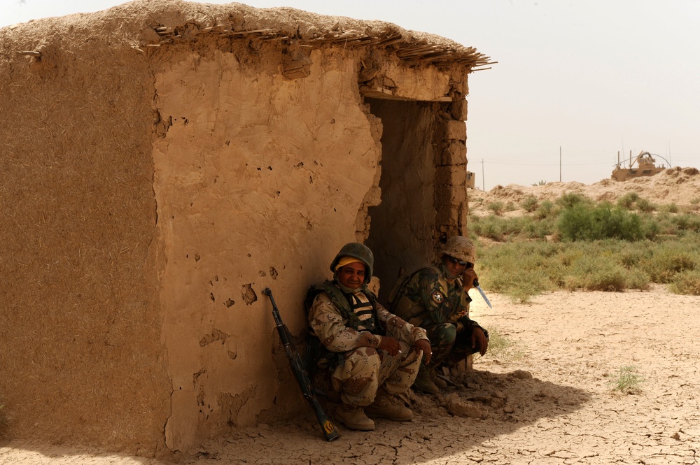 U.S., Iraqi soldiers clear village