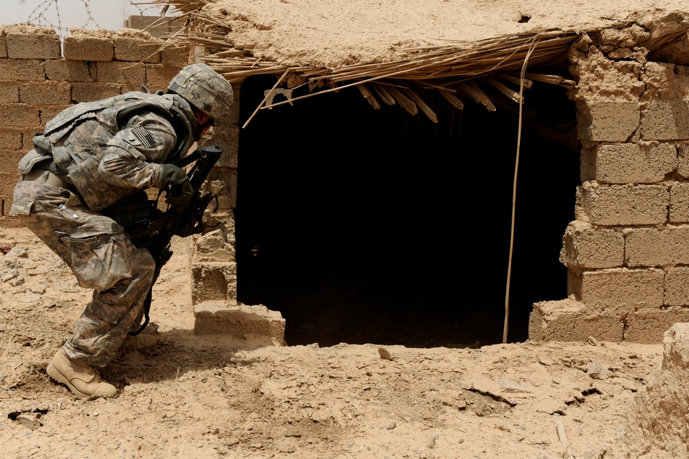 U.S., Iraqi soldiers clear village