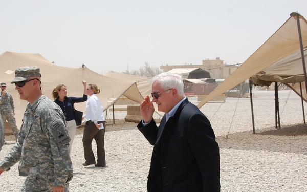 Secretary of Defense visits U.S. Iraqi forces