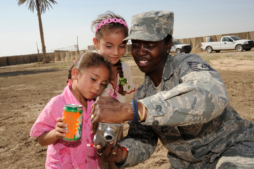 Airmen Build Ties With Iraqi Families