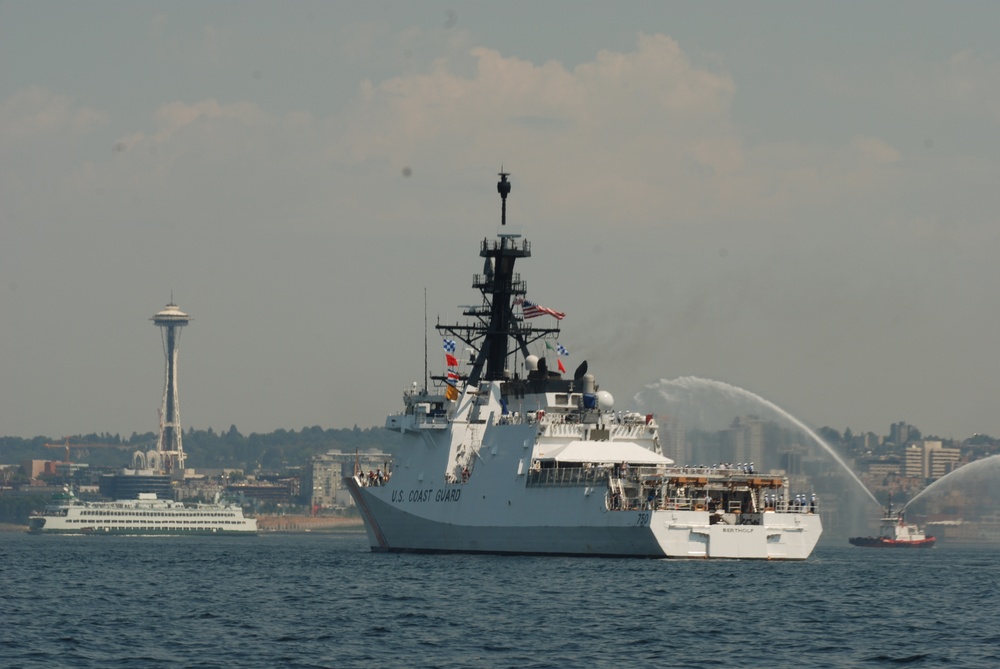 Coast Guard Cutter Bertholf Participates in 2009 Seattle Seafair Parade of Ships