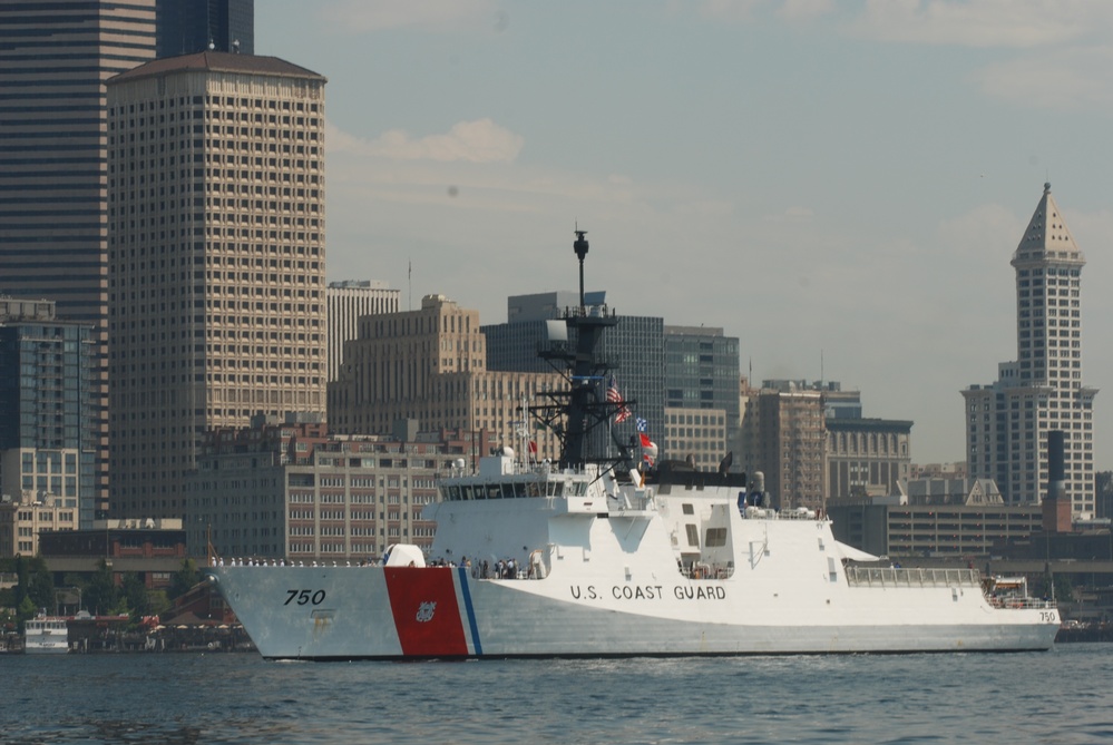 Coast Guard Cutter Bertholf Participates in 2009 Seattle Seafair Parade of Ships