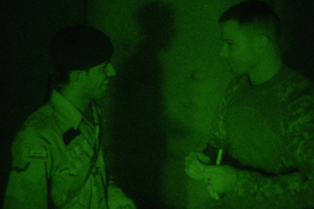 U.S., Iraqi soldiers wait for illumination mission