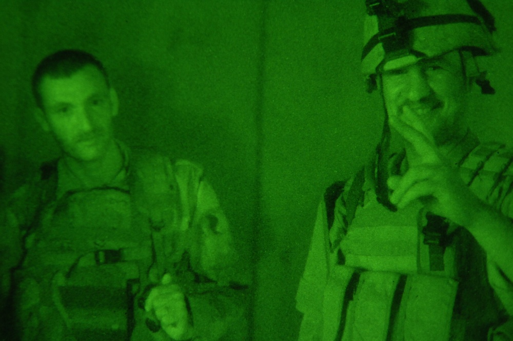 U.S., Iraqi soldiers wait for illumination mission