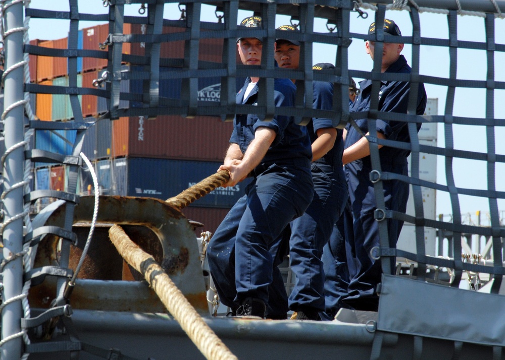 USS Momsen participate in the 60th annual Seattle Seafair