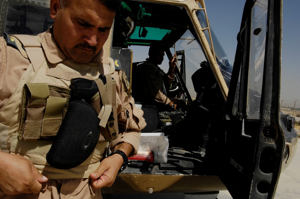 U.S., Iraqi pilots train in helicopters