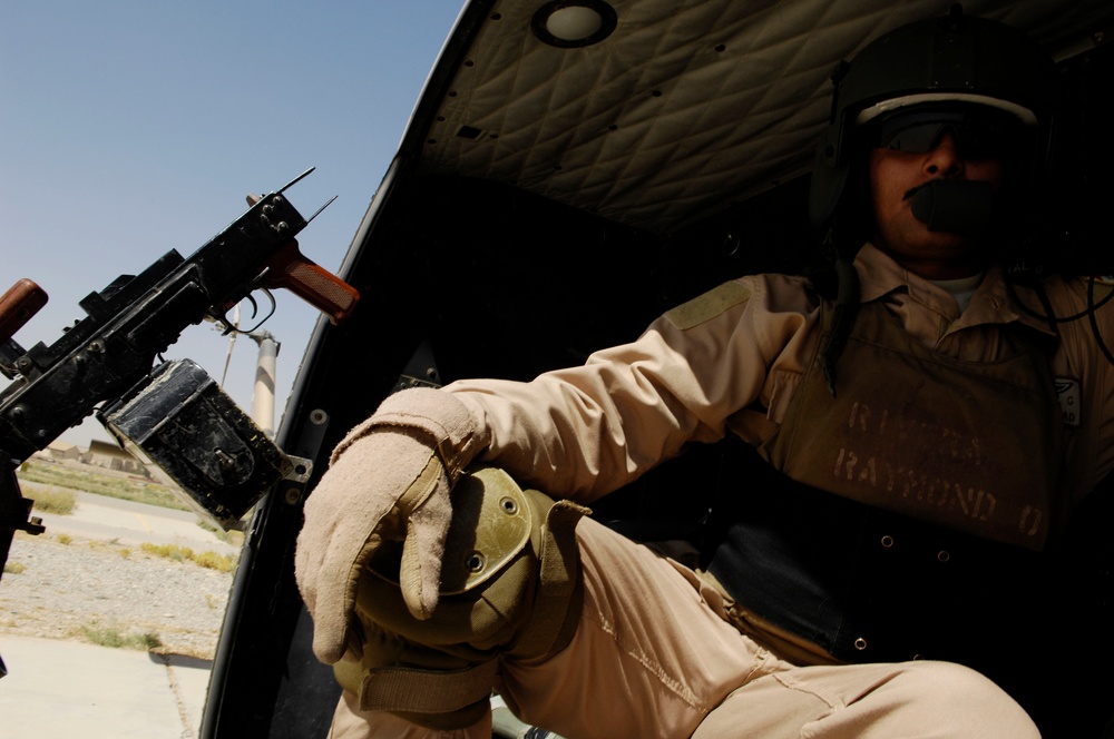 U.S., Iraqi pilots train in helicopters