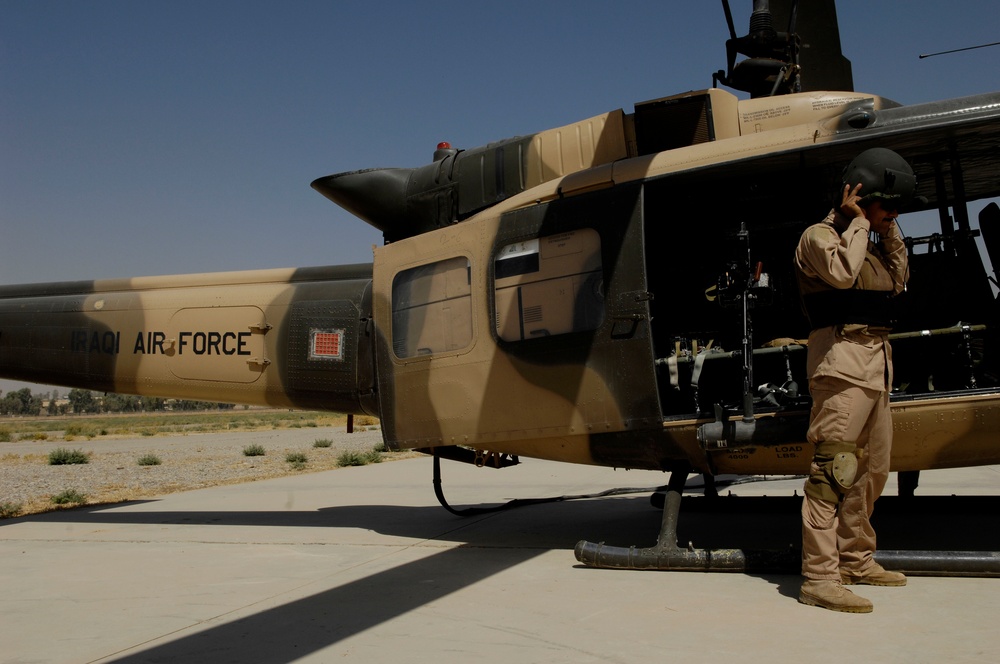 U.S., Iraqi pilots train in helicopters