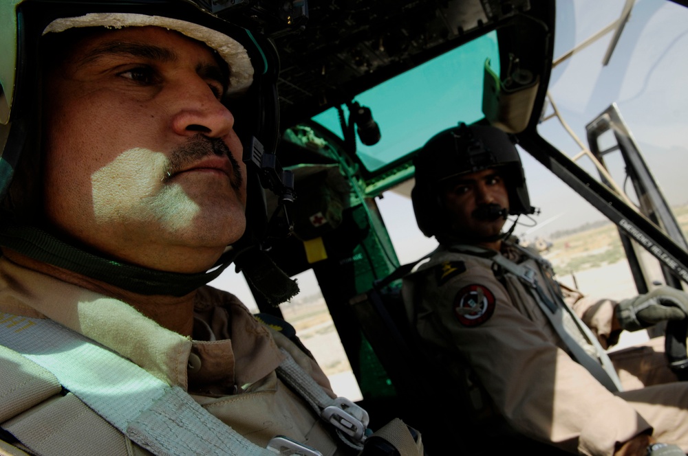 U.S., Iraqi pilots train in helicopters