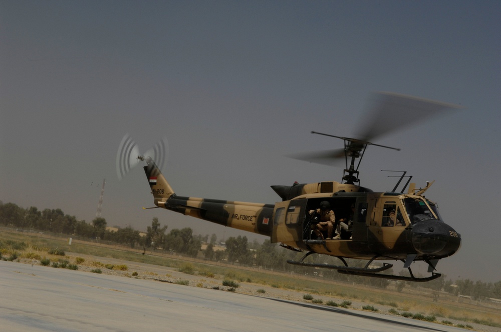 U.S., Iraqi pilots train in helicopters