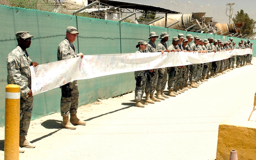 Unique 'thank you' from East Coast comes to Airmen at war in the form of 480 feet banner