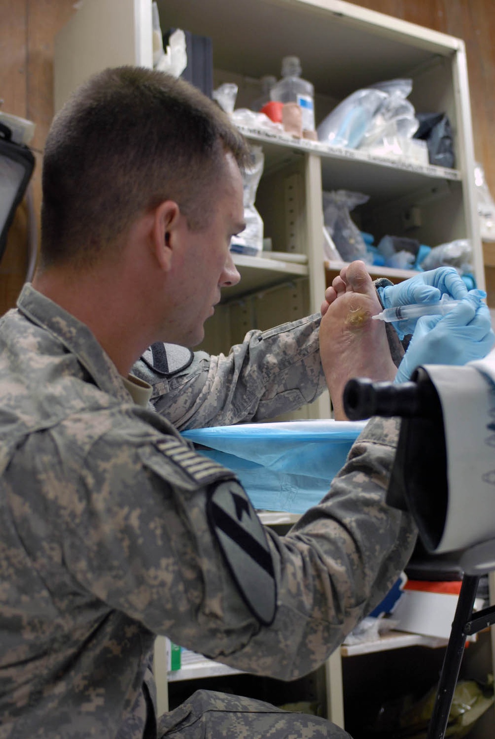 Black Knight medics treat Soldiers
