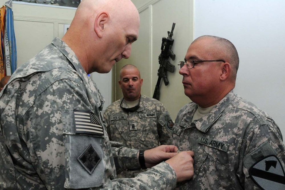 Top U.S. commander in Iraq promotes two Greywolf NCOs