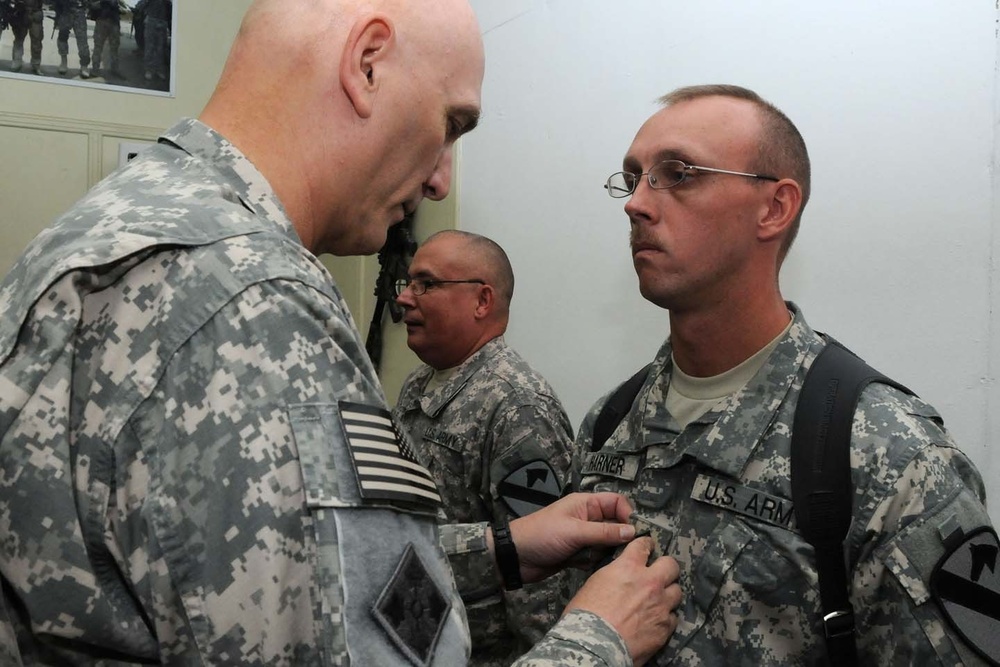 Top U.S. commander in Iraq promotes two Greywolf NCOs