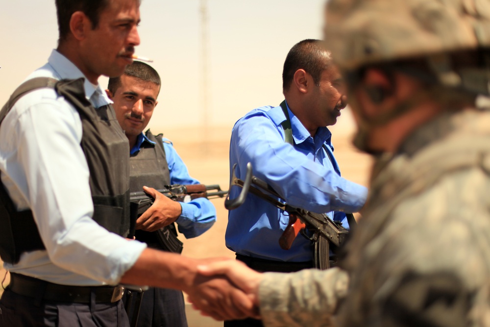 Iraqi police patrol with U.S. in Kirkuk