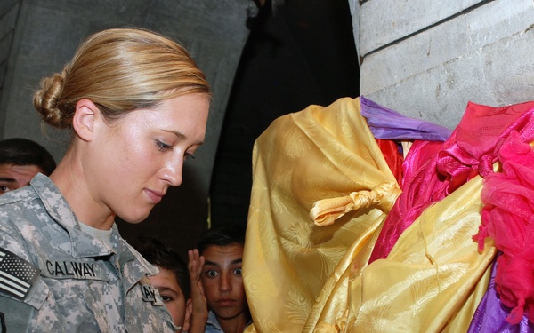Soldiers Deliver Nainoa Dolls to Orphanage