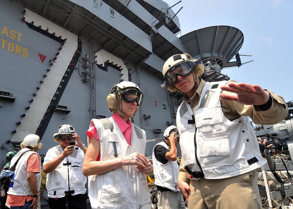 USS George Washington takes on supplies