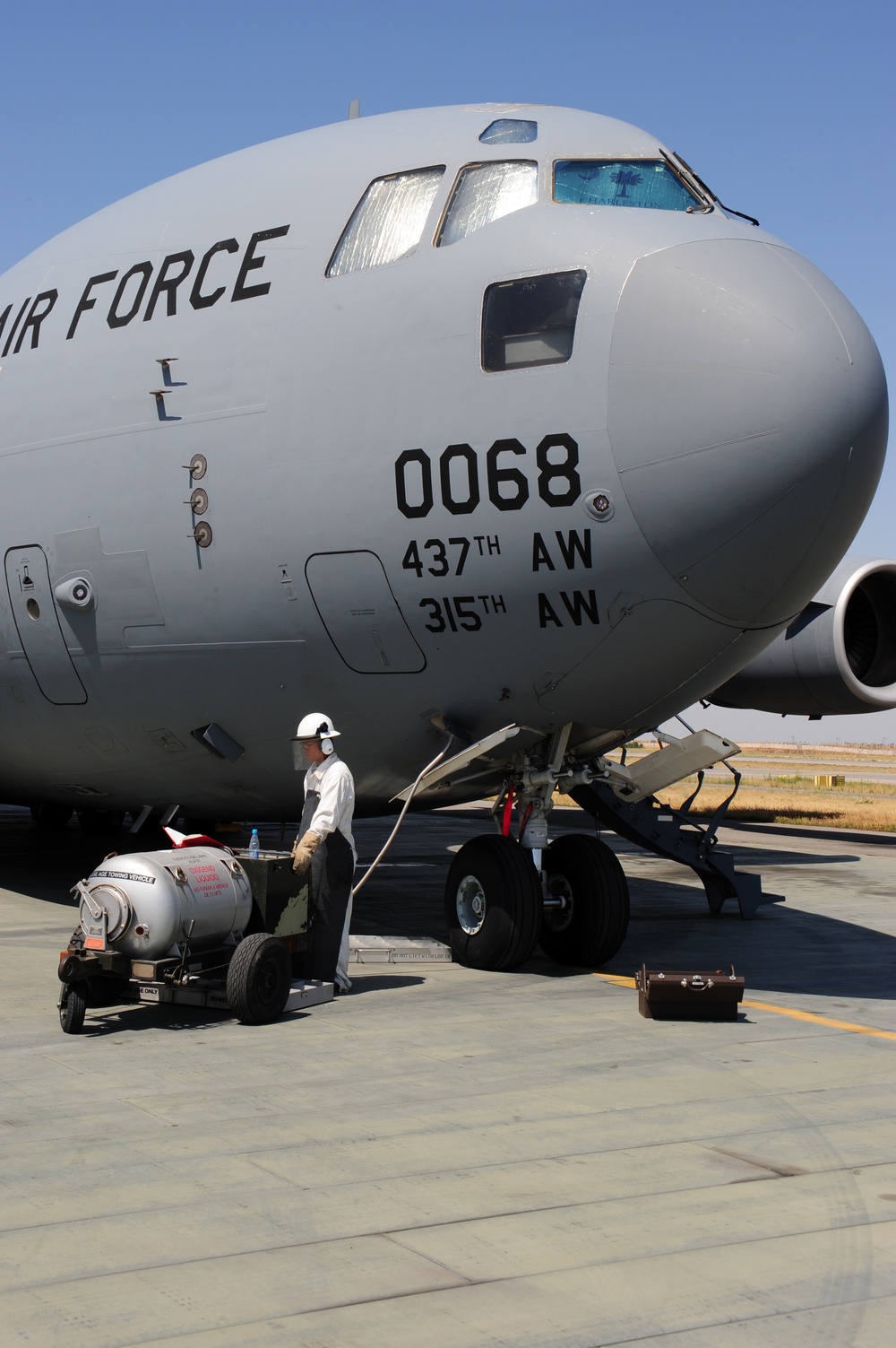 376th C-17 Expeditionary Aircraft Maintenance Squadron: Liquid Oxygen Refill