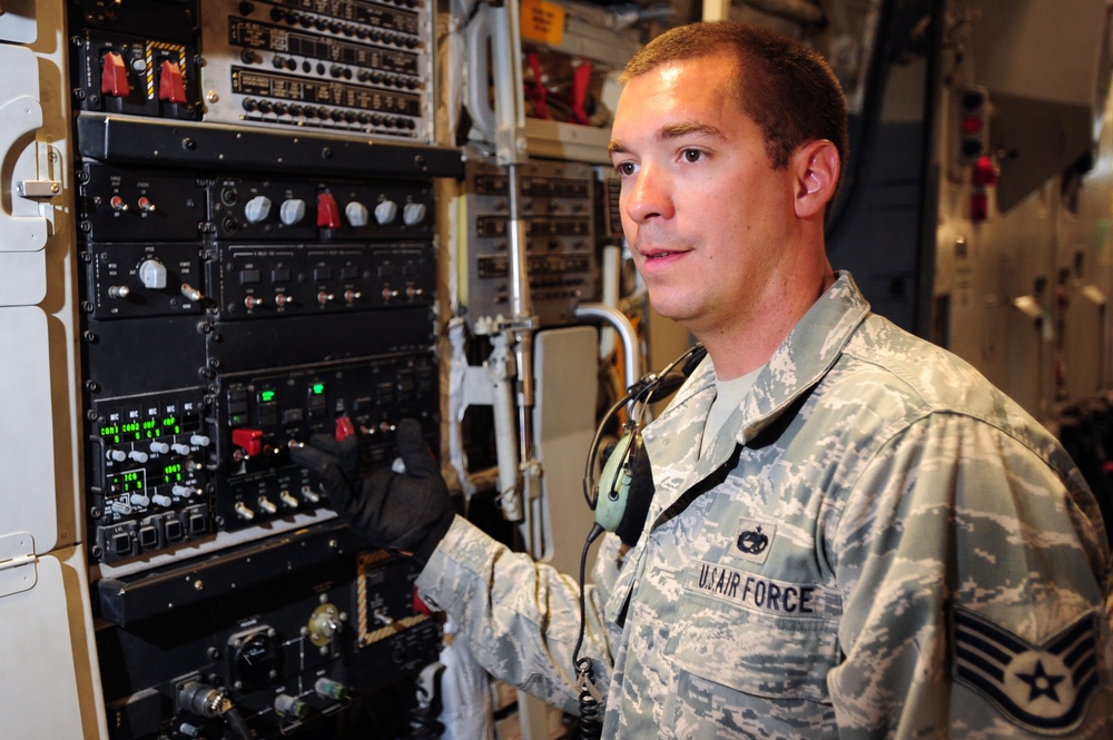 376th C-17 Expeditionary Aircraft Maintenance Squadron: Lower the Hatch