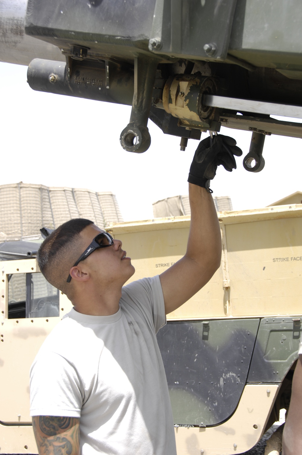 Setting up M198 155 mm howitzer