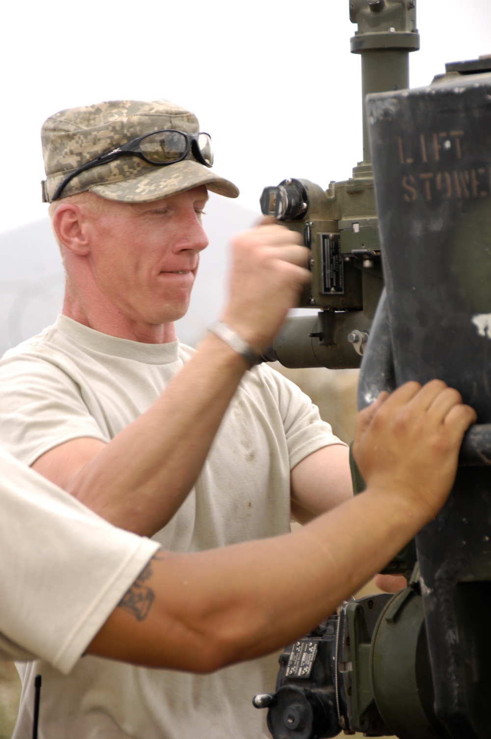 Setting up M198 155 mm howitzer