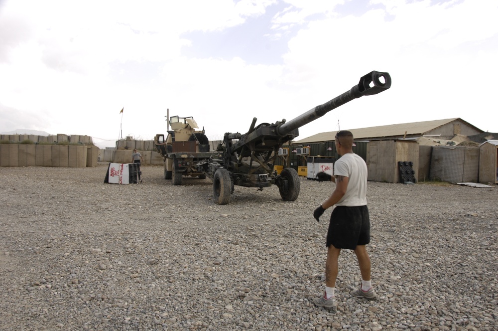 Setting up M198 155 mm howitzer