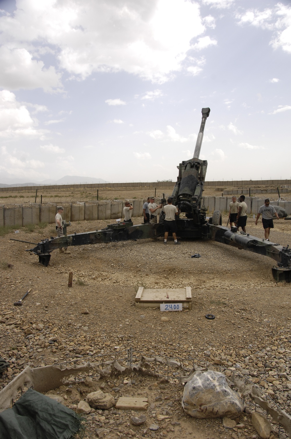 Setting up M198 155 mm howitzer