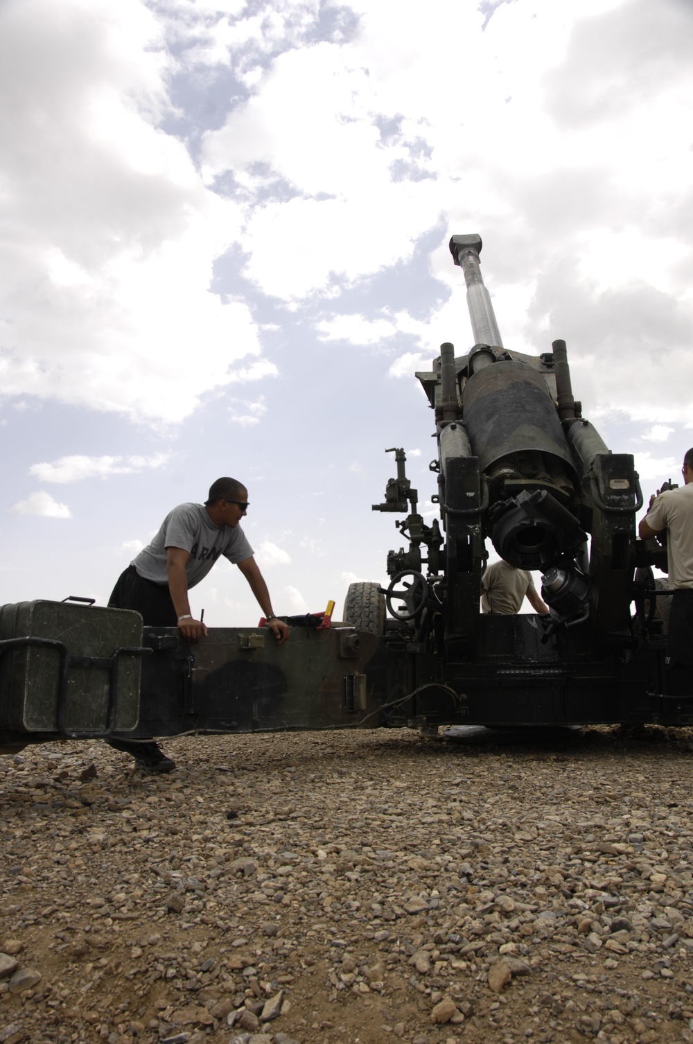 Setting up M198 155 mm howitzer