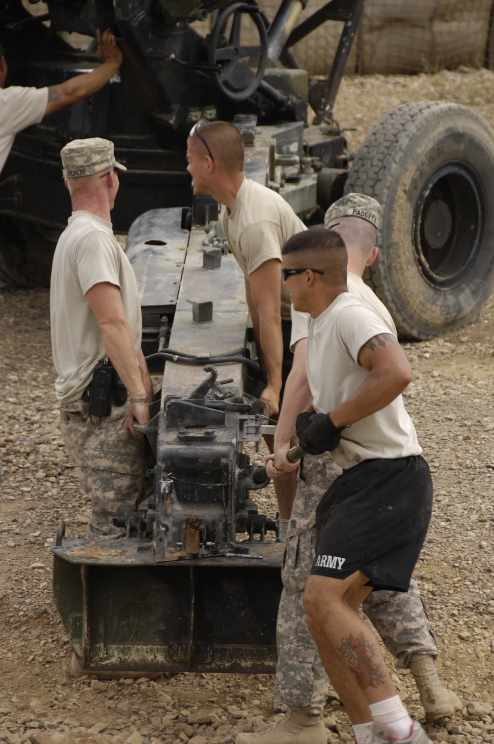 Setting up M198 155 mm howitzer